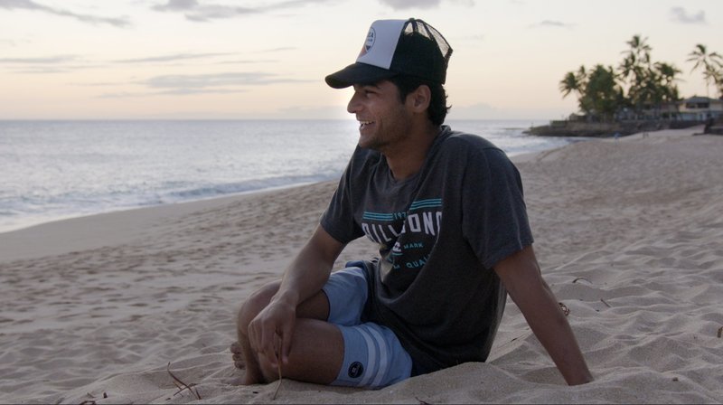 Ibrahim, 23, am Strand von Hawaii. – Bild: WDR/​Little Bridge Pictures/​Niclas Reed Middleton