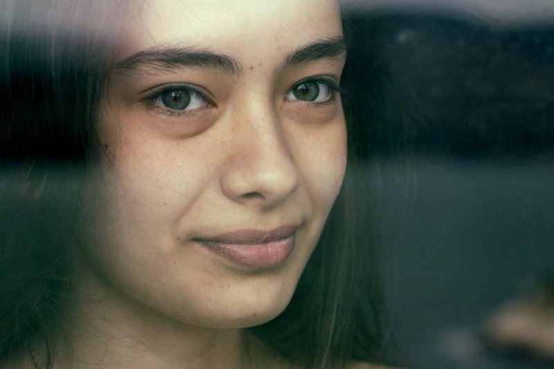 Araf - Im Niemandsland – Bild: Matchfactory/​Michael Hammon /​ Zehra (Neslihan Atagül) wartet auf ihren Liebhaber.