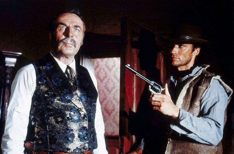 V.li.: Sheriff Baxter (Wolfgang Luschky) und Joe (Clint Eastwood). – Bild: SWR/​BR/​Constantin-Film GmbH/​Jolly Film S.r.l. Rom/​Ocean Film S.A. Madrid