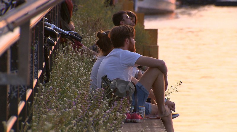 Berliner genießen den Abend an der Spree. – Bild: rbb/Thomas Koppehele Berliner genießen den Abend an der Spree. – Bild: rbb/Thomas Koppehele