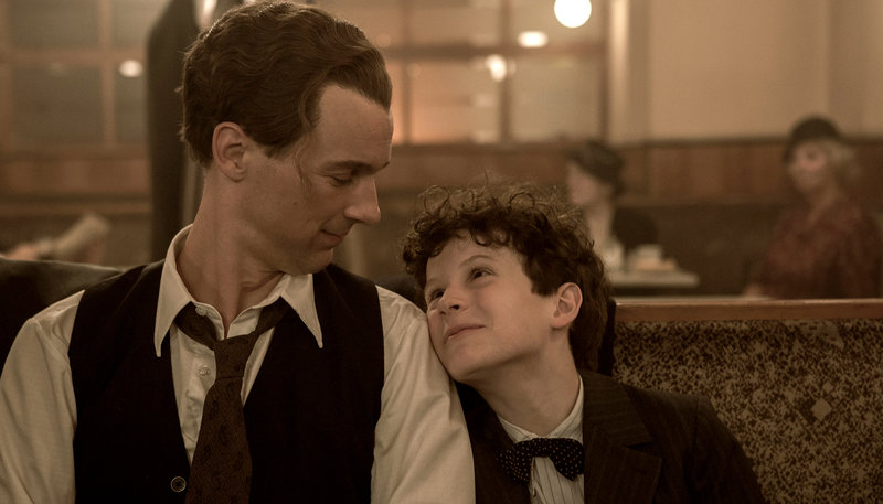 Kästner (Florian David Fitz, li.) weiß zunächst wenig mit seinem Fan Hans (Nico Kleemann) anzufangen. – Bild: ARD Degeto/Dor Film/Anjeza Cikopano Kästner (Florian David Fitz, li.) weiß zunächst wenig mit seinem Fan Hans (Nico Kleemann) anzufangen. – Bild: ARD Degeto/Dor Film/Anjeza Cikopano