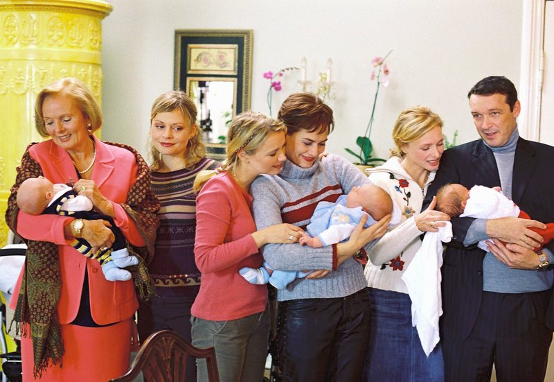 Hildegard Reimund (Ruth Maria Kubitschek, links) ist überglücklich: Ihre Töchter Susanne (Susanna Simon, 2. von links), Anja (Tina Ruland, 3. von links) und Regina (Marita Marschall, 2. von rechts) haben ihr fast zur gleichen Zeit ein Enkelkind geschenkt. Schwiegersohn Robert (Michael Roll) und Anjas Freundin Karin (Gesine Cukrowski) waren auch irgendwie beteiligt. – Bild: HR/ARD/Degeto/Katrin Knoke Hildegard Reimund (Ruth Maria Kubitschek, links) ist überglücklich: Ihre Töchter Susanne (Susanna Simon, 2. von links), Anja (Tina Ruland, 3. von links) und Regina (Marita Marschall, 2. von rechts) haben ihr fast zur gleichen Zeit ein Enkelkind geschenkt. Schwiegersohn Robert (Michael Roll) und Anjas Freundin Karin (Gesine Cukrowski) waren auch irgendwie beteiligt. – Bild: HR/ARD/Degeto/Katrin Knoke
