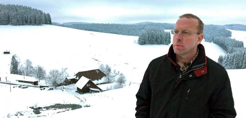 Sozialarbeiter Wendelin Schuler ist im Hochschwarzwald geboren und kennt fast jeden noch so abgelegenen Hof. – Bild: SWR/​Daniela Hoyer