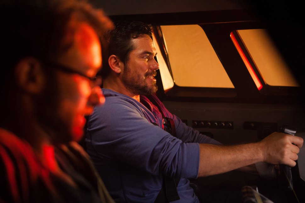 Sky-Marshall Rick Pierce (Dean Cain) versucht die Passagiere des Flugs zu retten. – Bild: RRS