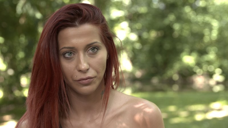 Lea kommt aus Rumänien. Sie hat fast überall in Deutschland als Prostituierte gearbeitet. Zum Zeitpunkt der Dreharbeiten ist sie in Trier, in einem Edelbordell. Auch sie spricht über ihr Leben im Rotlicht, allerdings nicht unter vier Augen. Ein Mitarbeiter des Bordells ist beim Interview immer mit dabei. – Bild: ZDF und Jan Sindel Lea kommt aus Rumänien. Sie hat fast überall in Deutschland als Prostituierte gearbeitet. Zum Zeitpunkt der Dreharbeiten ist sie in Trier, in einem Edelbordell. Auch sie spricht über ihr Leben im Rotlicht, allerdings nicht unter vier Augen. Ein Mitarbeiter des Bordells ist beim Interview immer mit dabei. – Bild: ZDF und Jan Sindel