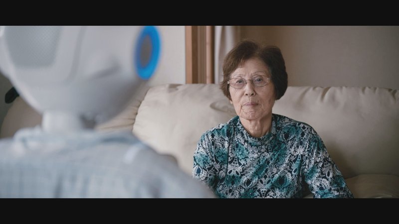 Oma Sakurai versucht, sich mit dem Roboter Pepper zu unterhalten. – Bild: ZDF und Julian Krubasik.