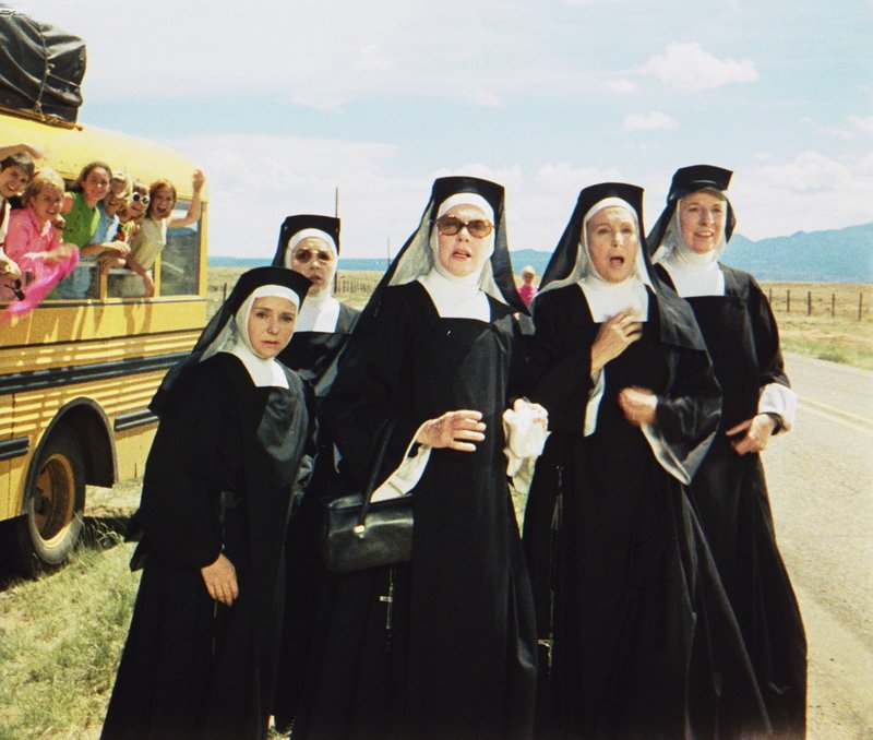 Eine Gruppe von Nonnen will mit ein paar jungen Klosterschülerinnen nach Santa Barbara fahren. Doch der Road Trip erweist sich schwieriger als geglaubt … – Bild: Paramount Pictures Lizenzbild frei