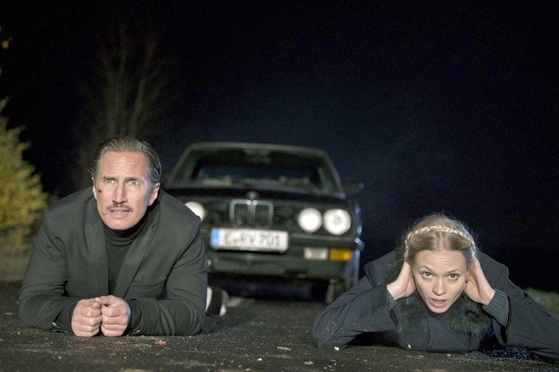 Koralnik (Benno Fürmann) und Rosa (Mavie Hörbiger) sind in Schwierigkeiten. – Bild: ZDF /​ © ZDF/​Martin Menke