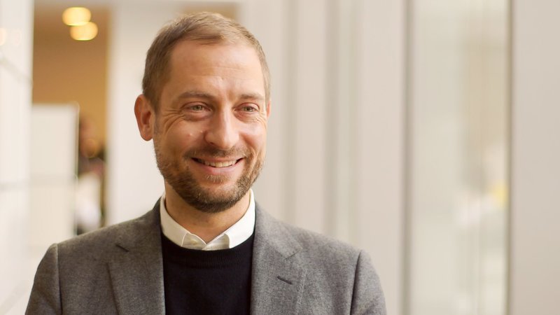 Stewart Comer, Kurator am MoMA New York. – Bild: ORF