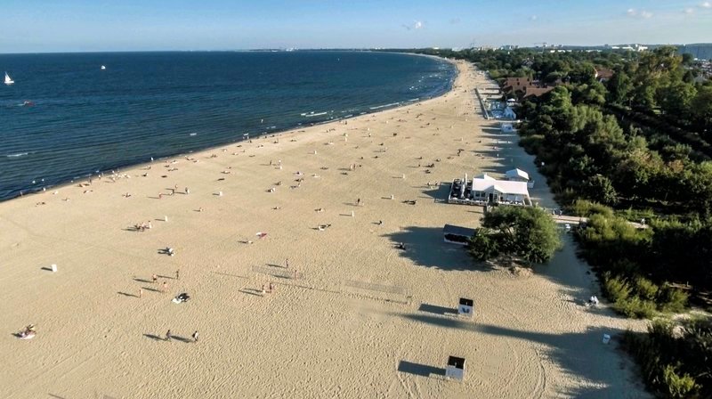 Die Naturstrände der Danziger Bucht sind vom Öl aus Wracks aus dem Zweiten Weltkrieg bedroht – Bild: WDR/Längengrad Filmproduktion Die Naturstrände der Danziger Bucht sind vom Öl aus Wracks aus dem Zweiten Weltkrieg bedroht – Bild: WDR/Längengrad Filmproduktion