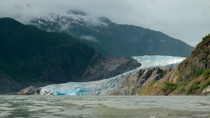
Das Eis des Medenhall Gletschers verliert jedes fast 10 Meter an Höhe.
 – Bild: PHOENIX/​WDR/​ARD Studio Washington