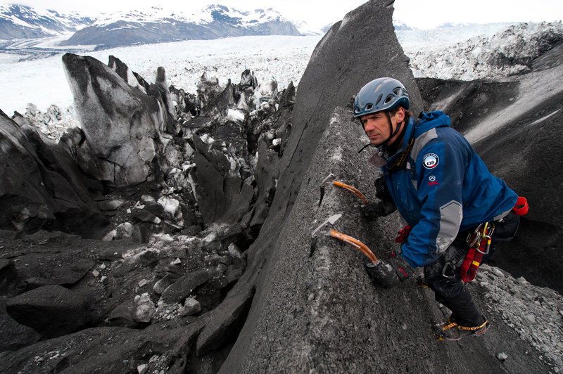 Columbia Glacier, Alaska: Photographer James Balog climbs a section of ancient ice at the Columbia Glacier in Alaska.  June 18, 2008 (Photo Credit: Adam LeWinter/​ © 2008 Extreme Ice Survey) – Bild: National Geographic