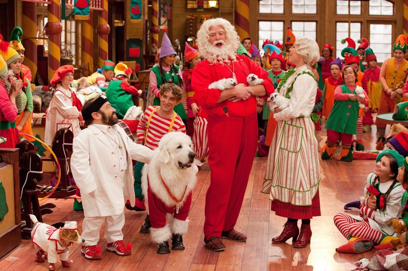 Danny Woodburn (Elf Eli), Pat Finn (Santa Claus), Cheryl Ladd (Mrs. Claus). – Bild: ORF