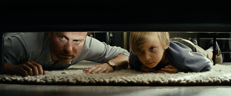 Sebastian (Mark Waschke, links) sucht mit seinem Sohn Nick (Nicolas Treichel) den Hamster. – Bild: BR/WDR/X-Verleih/Anke Neugebauer / WDR/X-Verleih/Anke Neugebauer Sebastian (Mark Waschke, links) sucht mit seinem Sohn Nick (Nicolas Treichel) den Hamster. – Bild: BR/WDR/X-Verleih/Anke Neugebauer / WDR/X-Verleih/Anke Neugebauer