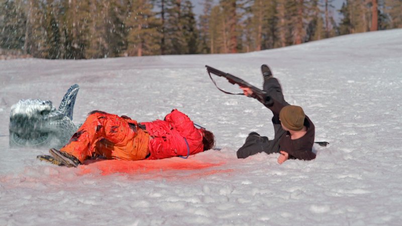 Der Sheriff und ein paar unerschrockene Helfer stellen sich dem Grauen, und versuchen die Schneehaie zu töten. – Bild: Splendid