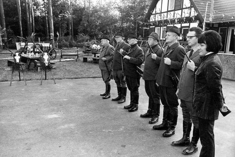 Die DDR-Spitze vor Honeckers Jagdhaus „Wildfang“. – Bild: phoenix/​rbb/​BStU