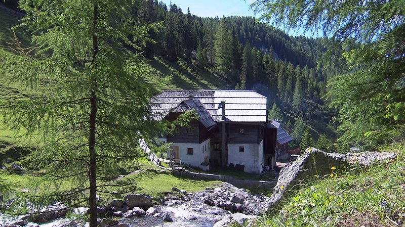 Am Karlbach unter dem Königsstuhl und dem Stangnock betreibt Familie Aschbacher das Karlbad, Österreichs ältestes Kurbad. – Bild: BR