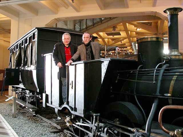 „Johann Strauß Vater – Das Leben ein Tanz“, Johann Strauss Vater war einer der Urväter des Wiener Walzers. Das musikalische Genie revolutionierte gemeinsam mit Josef Lanner die Unterhaltungsmusik des 19. Jahrhunderts und prägte damit das Stimmungsbild der Biedermeierzeit. Niemand hätte sich damals gedacht, dass Strauss Vater einmal im Schatten des Erfolges seines Sohnes stehen würde. Denn schon der Vater riss mit seinem eigenen Orchester ein Massenpublikum zu Begeisterungsstürmen hin. Die „U-Musik“ als Massenphänomen geht letztlich auf ihn zurück. Dem Phänomen Strauss Vater geht der Musikforscher Otto Brusatti als Buchautor nach, kongenial in Bilder gesetzt von Felix Breisach.Im Bild (v.li.): Musikforscher Otto Brusatti, Karl Markovic.  SENDUNG: ORF2 – SO – 05.01.2020⁠–⁠10:00 UHR. – Veroeffentlichung fuer Pressezwecke honorarfrei ausschliesslich im Zusammenhang mit oben genannter Sendung oder Veranstaltung des ORF bei Urhebernennung. – Bild: ORF