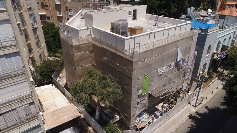 Renovierungsarbeiten am Liebling-Haus in Tel Aviv. – Bild: BR/​Adrian Klinkan