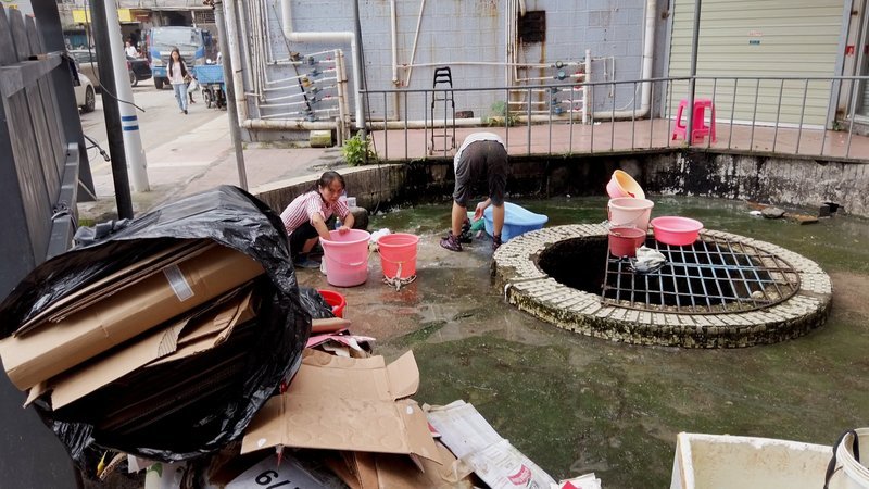 Doch weit über die Hälfte der Stadtbewohner sind sogenannte Wanderarbeiter. Sie kommen von außerhalb, aus ländlichen Regionen, und haben keine Aufenthaltsrechte in der Stadt. Sie sind in hier um zu arbeiten, sind ohne eigene Rechte lediglich geduldet. Sie sorgen als Verkäufer, Dienstleister, Kellner, Reinigungskräfte, Bauarbeiter, Monteure dafür, dass die Stadt überhaupt funktioniert. – Bild: ZDF und Marvin Mohr. Doch weit über die Hälfte der Stadtbewohner sind sogenannte Wanderarbeiter. Sie kommen von außerhalb, aus ländlichen Regionen, und haben keine Aufenthaltsrechte in der Stadt. Sie sind in hier um zu arbeiten, sind ohne eigene Rechte lediglich geduldet. Sie sorgen als Verkäufer, Dienstleister, Kellner, Reinigungskräfte, Bauarbeiter, Monteure dafür, dass die Stadt überhaupt funktioniert. – Bild: ZDF und Marvin Mohr.