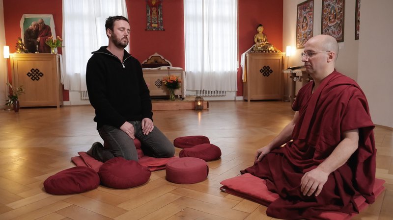 Eric Wrede sucht auch bei den Religionen um Antworten auf die Frage, was nach dem Tod kommt. – Bild: ZDF und Anna Baranowski. Eric Wrede sucht auch bei den Religionen um Antworten auf die Frage, was nach dem Tod kommt. – Bild: ZDF und Anna Baranowski.