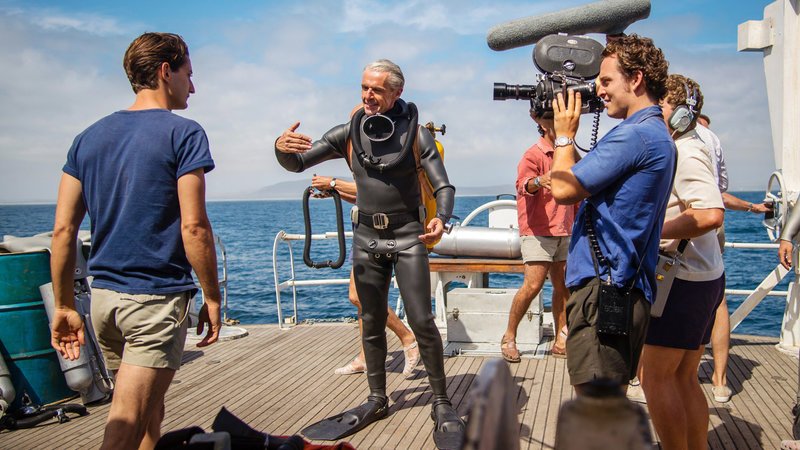Jacques – Entdecker der Ozeane Pierre Niney als Philippe Cousteau, Lambert Wilson als Jacques-Yves Cousteau SRF/​DCM – Bild: SRF2