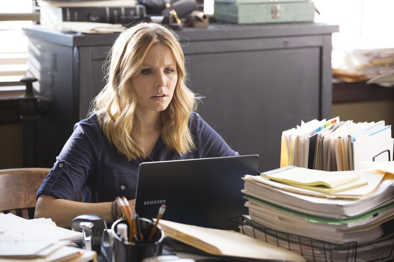 Veronica (Kirsten Bell) hat eigentlich mit ihrer Vergangenheit als Teenage-Detektivin abgeschlossen, doch ein Ruf von ihrem Ex-Freund Logan lässt Veronica ihre Ermittlungen wieder aufnehmen … – Bild: 2014 Warner Bros. Entertainment, Inc. Lizenzbild frei Veronica (Kirsten Bell) hat eigentlich mit ihrer Vergangenheit als Teenage-Detektivin abgeschlossen, doch ein Ruf von ihrem Ex-Freund Logan lässt Veronica ihre Ermittlungen wieder aufnehmen … – Bild: 2014 Warner Bros. Entertainment, Inc. Lizenzbild frei