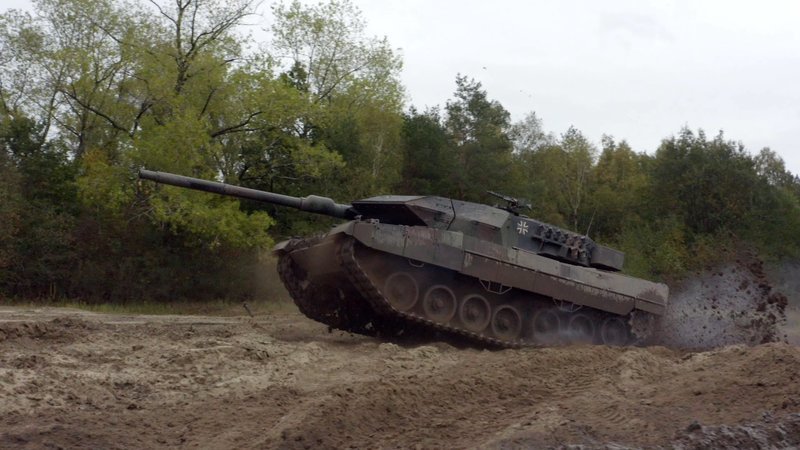 Der „Leopard 2“ ist ein Panzer der deutschen Bundeswehr und wird seit 1979 produziert. – Bild: N24 Doku
