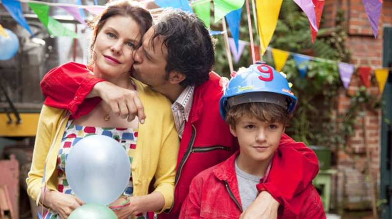 Glückliche Familie an Tonys 9. Geburstag – Sissy (Rifka Lodeizen), Gilles (Jeroen Spitzenberger) und Tony (Faas Wijn) – Bild: MDR/Victor Arnolds Glückliche Familie an Tonys 9. Geburstag – Sissy (Rifka Lodeizen), Gilles (Jeroen Spitzenberger) und Tony (Faas Wijn) – Bild: MDR/Victor Arnolds