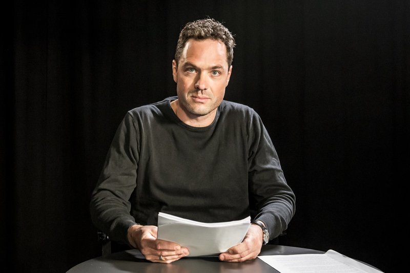 Der Schauspieler Thomas Birnstiel liest aus der Korrespondenz des Künstlerehepaares Max. – Bild: BR/​Philipp Kimmelzwinger