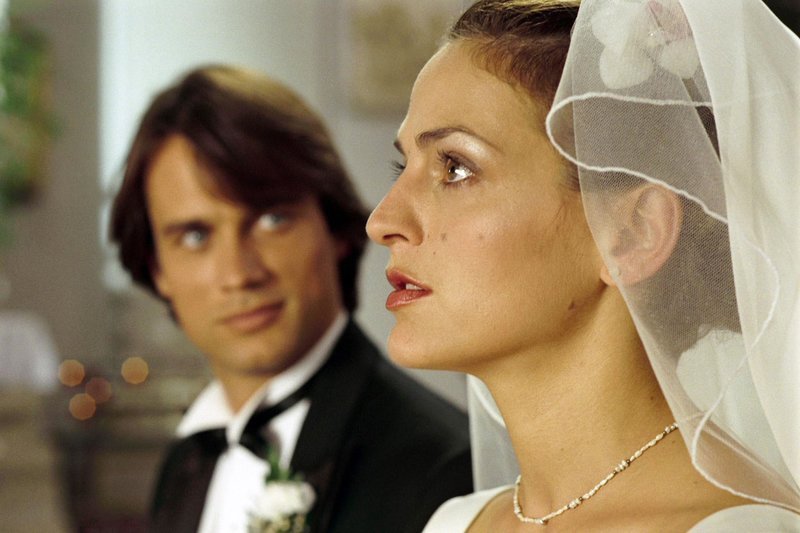 Nachdem sie sich von Iris getrennt hat, hat Sandra (Nicole Ansari) beschlossen, Antonio (Ralf Bauer) zu heiraten. Doch ob sie in ihrer neuen Rolle glücklich wird? – Bild: RTLplus