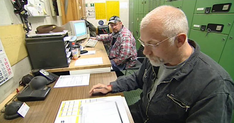 Das Gebäude „Schlange“ in der Schlangenbader Straße, Berlin, verfügt über ein eigenes Müllabsaugsystem. Ist dieses einmal verstopft, muss Mitarbeiter Ronald M. (Bildhintergrund) selbst Hand anlegen. – Bild: N24 Doku