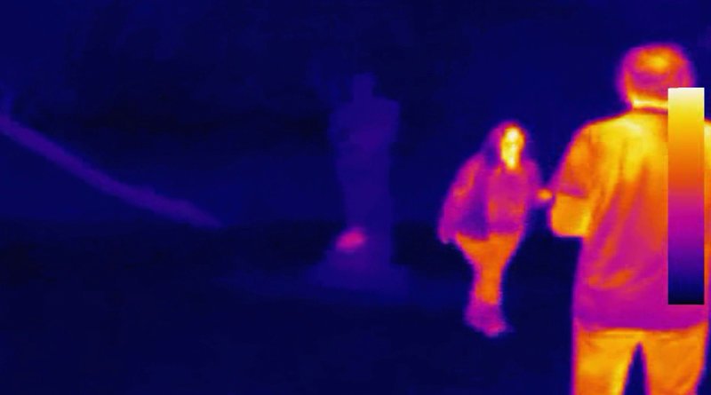Die Wärmebildkamera zeigt: Etwas Wärmeres als die Umwelt befindet sich auf dem Rasen. Doch sind es wirklich kleine Mädchen, die in einer anderen Zeitebene gerade herumtollen? – Bild: N24 Doku
