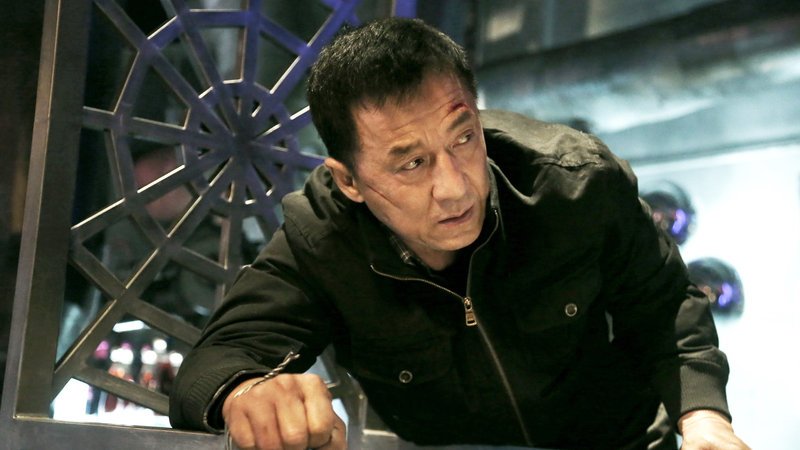 Auch der Polizist Zhong Wen (Jackie Chan) wurde von Wu Jiang als Geisel genommen..Auch der Polizist Zhong Wen (Jackie Chan) wurde von Wu Jiang als Geisel genommen.. – Bild: RTL Zwei