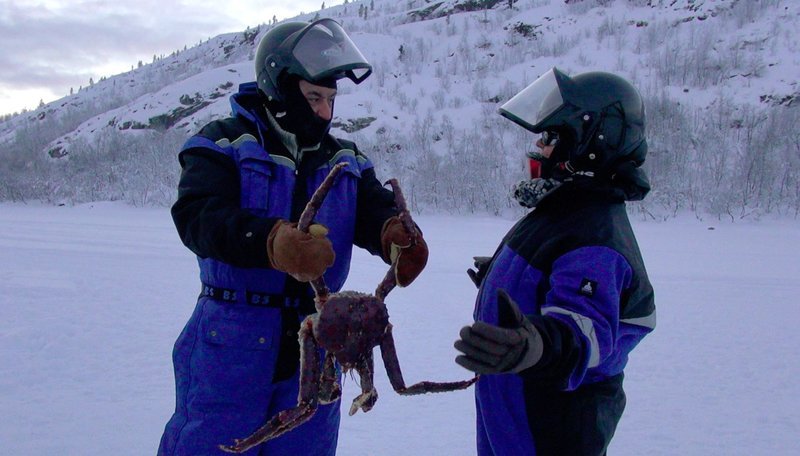 Susanne und Neil McCleod haben eine Königskrabbe gefangen. – Bild: ZDF und NDR/​Ralf Kaiser