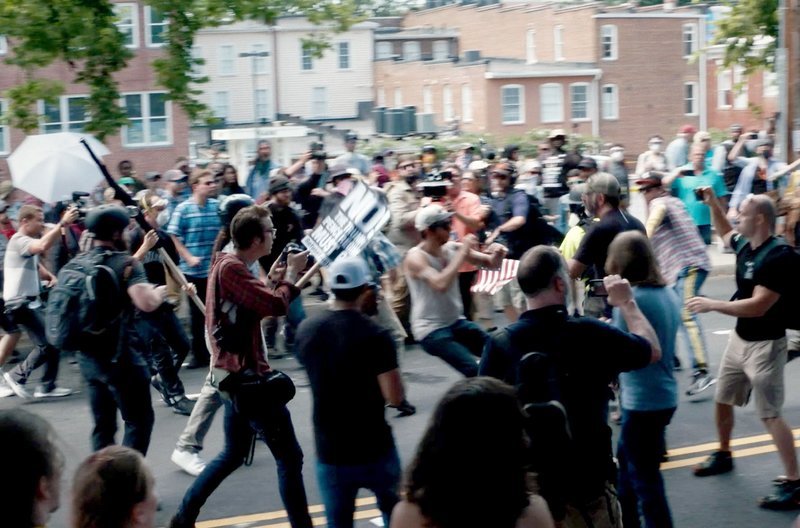 Rassenkrieg in den USA? – Bild: Gunpowder & Sky /​ Straßenkämpfe bei Alt-Right-Demonstration in Charlottesville