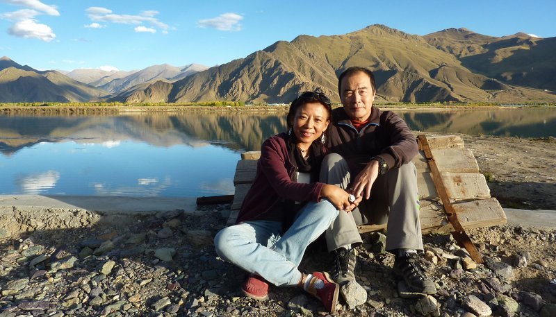 WDR Fernsehen KAMPF UM TIBET, Film von Thomas Weidenbach und Shi Ming, am Freitag (26.06.15) um 23:15 Uhr. Der chinesische Schriftsteller Wang Lixiong (r) und seine tibetischen Frau Tsering Woeser leben in Peking und gehören zu den mutigsten und bekanntesten Kritikern der chinesischen Politik gegenüber Tibet. Ständig werden sie von den Sicherheitsbehörden überwacht oder unter Hausarrest gestellt. – Bild: WDR/Längengrad Filmproduktion WDR Fernsehen KAMPF UM TIBET, Film von Thomas Weidenbach und Shi Ming, am Freitag (26.06.15) um 23:15 Uhr. Der chinesische Schriftsteller Wang Lixiong (r) und seine tibetischen Frau Tsering Woeser leben in Peking und gehören zu den mutigsten und bekanntesten Kritikern der chinesischen Politik gegenüber Tibet. Ständig werden sie von den Sicherheitsbehörden überwacht oder unter Hausarrest gestellt. – Bild: WDR/Längengrad Filmproduktion