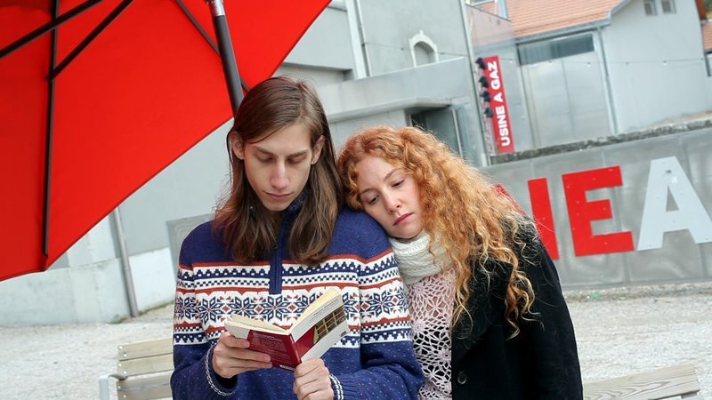 Das rothaarige Mädchen Marie (Marie Ruchat, re.) und der junge Mann (Jeremy Zampatti) – Bild: KINOWELT TV Das rothaarige Mädchen Marie (Marie Ruchat, re.) und der junge Mann (Jeremy Zampatti) – Bild: KINOWELT TV