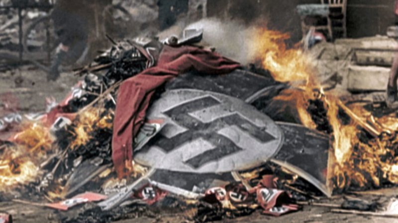 1945 Nazimaterial wird zerstört. – Bild: ORF 1945 Nazimaterial wird zerstört. – Bild: ORF