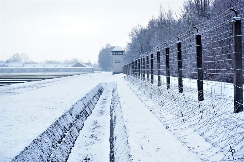Zaun und Überwachungsturm in Dachau. – Bild: ZDF und Kathrin Beck./​Kathrin Beck