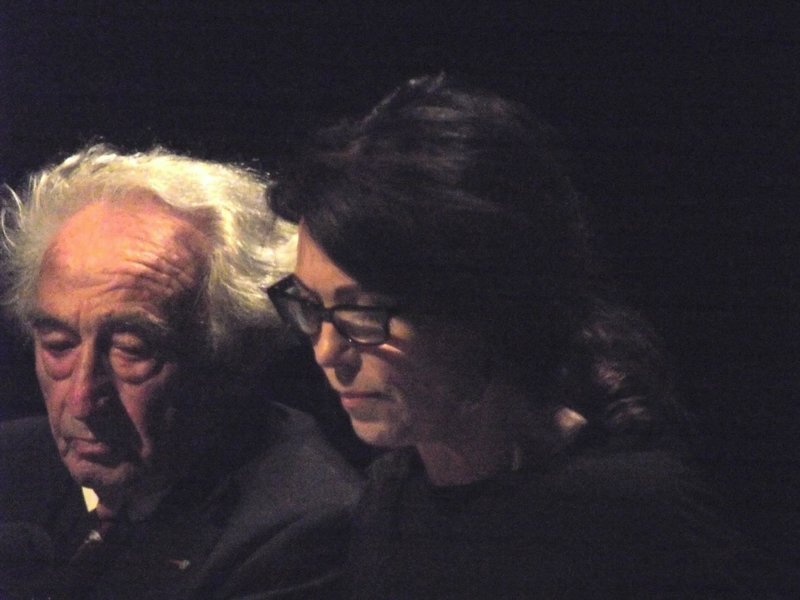 Max Mannheimer und die Schauspielerin Iris Berben in den Münchner Kammerspielen. – Bild: BR/​Peter Dermühl