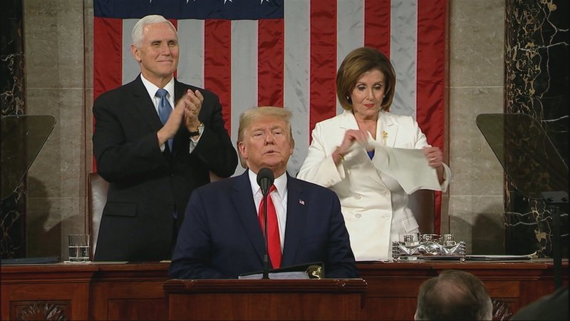 Die Trump-Show: Der US-Präsident nutzt die jährliche Rede zur Lage der Nation für eine große Selbstdarstellung, während Demokraten-Chefin Nancy Pelosi hinter ihm genüsslich sein Manuskript zerreißt. – Bild: ZDF und cspan./​cspan