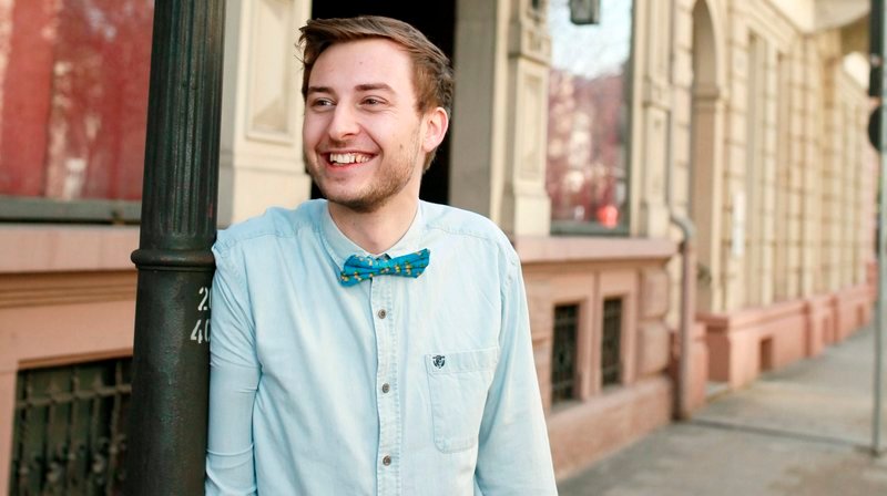 Der Südwesten feiert bunt! Moderator Constantin Zöller (Bild) lädt zu einem rauschenden Fest mit Promis und Pointen und begrüßt hochkarätige queere Künstler*innen aus Comedy und Musik – Bild: SWR Der Südwesten feiert bunt! Moderator Constantin Zöller (Bild) lädt zu einem rauschenden Fest mit Promis und Pointen und begrüßt hochkarätige queere Künstler*innen aus Comedy und Musik – Bild: SWR