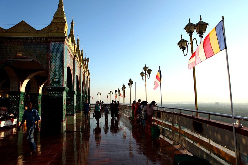 Wunscherfüllungspagode auf dem Mandalay Hill – Bild: ZDF und NDR/​Frank Walbaum