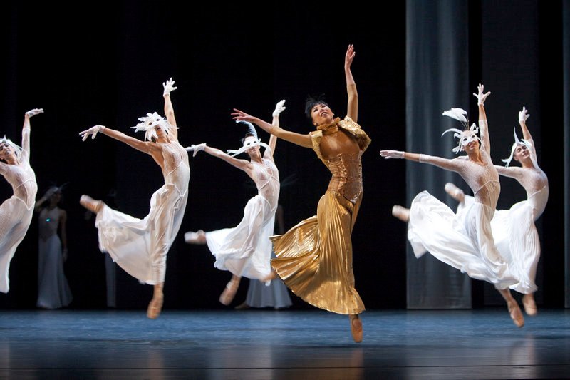Jean-Christophe Maillot präsentiert seine Version von Tschaikowskys „Schwanensee“ mit dem Ballett von Monte Carlo. – Bild: ARTE France /​ © Angela Sterling