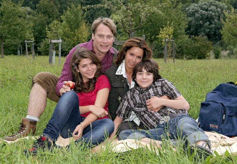 04.08) um 10:30 Uhr im Ersten. Andrea Bruckheim (Christina Plate) hat einiges erreicht. Das angegliederte Hotel ihres Mannes Thomas (Pierre Besson) ist permanent ausgebucht. Und ihre beiden Teenager-Kinder Eva (Rebecca Martin, li.) und Max (Pascal Andres, re.) sind – von Liebeskummer und Mathe-Hausaufgaben abgesehen – putzmunter. – Bild: hr-fernsehen 04.08) um 10:30 Uhr im Ersten. Andrea Bruckheim (Christina Plate) hat einiges erreicht. Das angegliederte Hotel ihres Mannes Thomas (Pierre Besson) ist permanent ausgebucht. Und ihre beiden Teenager-Kinder Eva (Rebecca Martin, li.) und Max (Pascal Andres, re.) sind – von Liebeskummer und Mathe-Hausaufgaben abgesehen – putzmunter. – Bild: hr-fernsehen