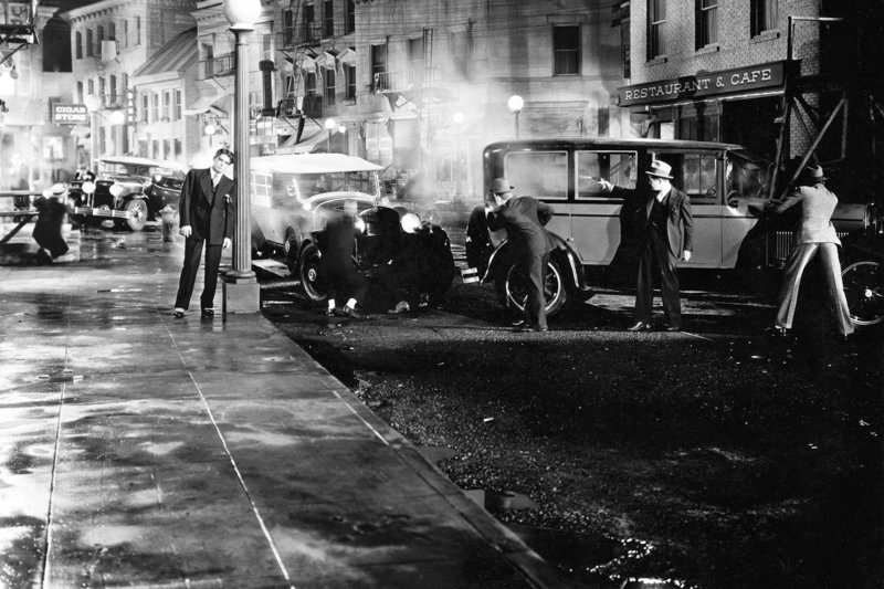 Der Schauspieler Paul Muni in der Rolle des coolen Gangsters Tony Camonte (li.) – Bild: ZDF /​ © 1932 Universal Studios