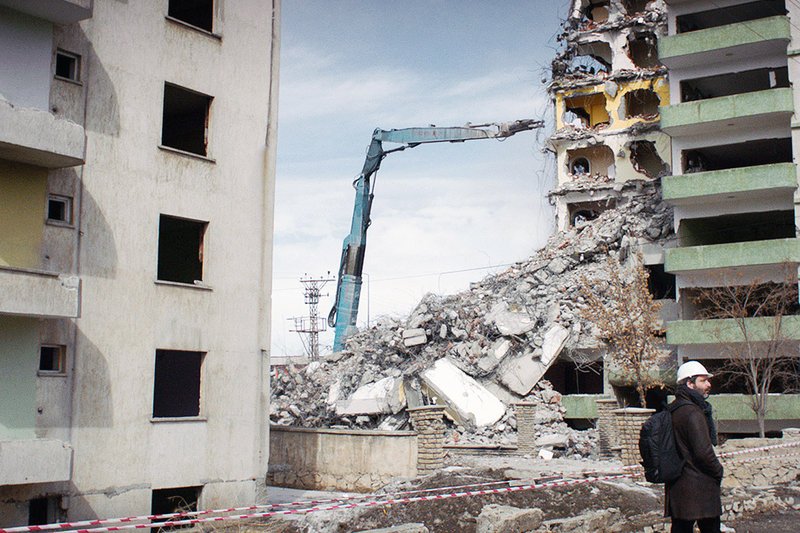 Die Verwüstungen im Erdbebengebiet in der Osttürkei bringen den Architekten Can (Hakan Çimenser) ins Nachdenken über die Erschütterungen in seinem Privatleben. – Bild: ZDF /​ © Emre Erkmen/​Razor Film
