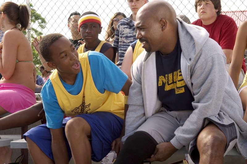 Jerome (Jascha Washington) genießt es, sich mit Basketballgrößen zu messen. Über den Ruhm vergisst er jedoch seine Familie und seine Freunde … (re. Viv Leacock als Preacher) – Bild: RTL Jerome (Jascha Washington) genießt es, sich mit Basketballgrößen zu messen. Über den Ruhm vergisst er jedoch seine Familie und seine Freunde … (re. Viv Leacock als Preacher) – Bild: RTL