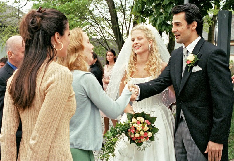 Joe (Bettina Zimmermann, li.) nimmt ihre Schwester Franka (Franziska Petri, 2.v.li.) mit zur Hochzeit ihrer Erzfeindin Nathalie (Diana Amft), wo Franka sich prompt in deren Bräutigam Luca (Erol Sander) verliebt. – Bild: SWR/ARD Degeto/Rolf von der Heydt Joe (Bettina Zimmermann, li.) nimmt ihre Schwester Franka (Franziska Petri, 2.v.li.) mit zur Hochzeit ihrer Erzfeindin Nathalie (Diana Amft), wo Franka sich prompt in deren Bräutigam Luca (Erol Sander) verliebt. – Bild: SWR/ARD Degeto/Rolf von der Heydt